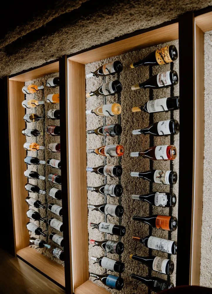 La pared de botellas de la cava, en el subsuelo