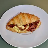 Foto de Croissant de huevo revuelto y panceta