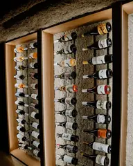 La pared de botellas de la cava, en el subsuelo