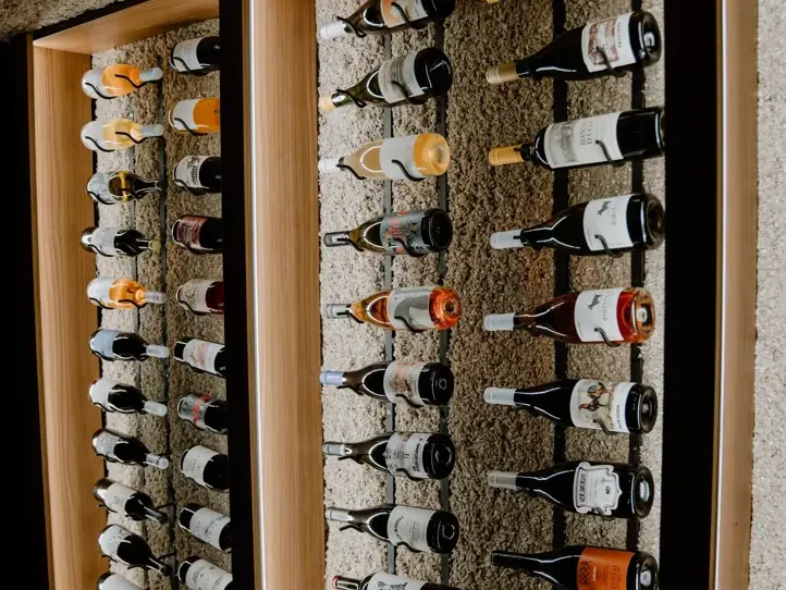 La pared de botellas de la cava, en el subsuelo