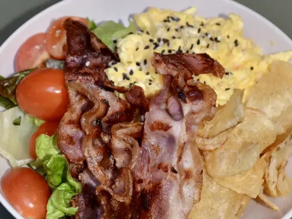 Egg bowl con huevos, panceta, palta y verdes