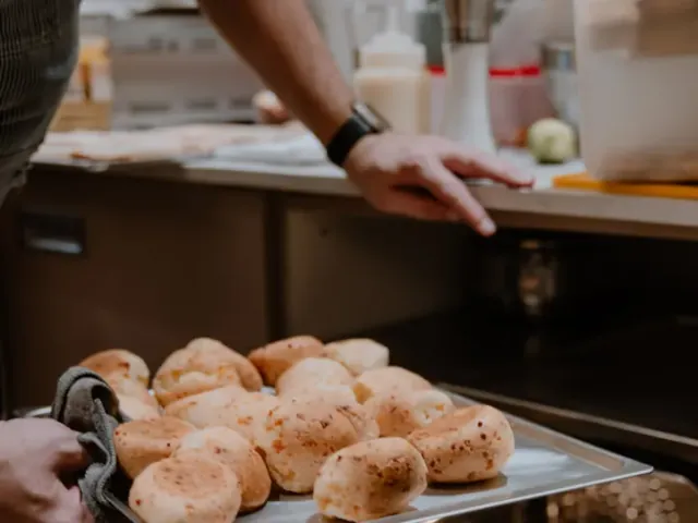 Una bandeja de panificados recién salida del horno