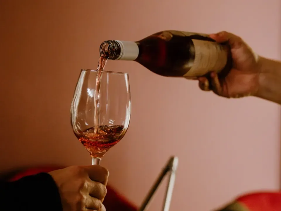 Una copa de vino que se sirve en la mesa