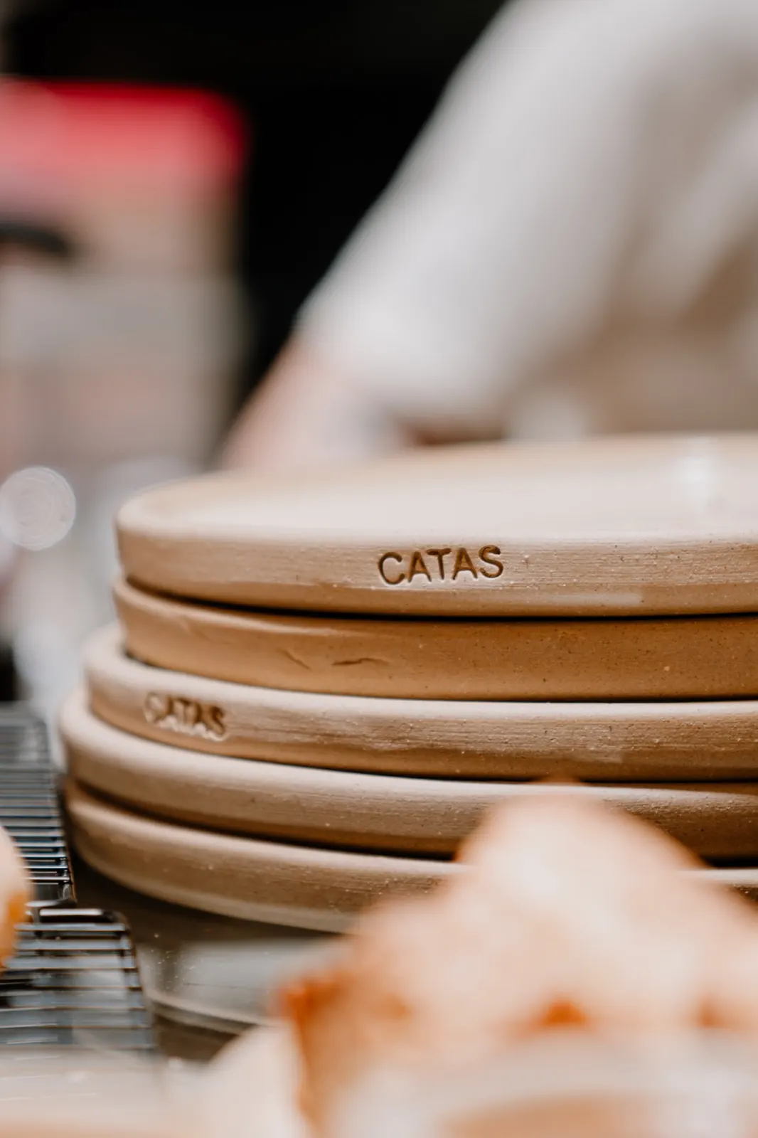 Platos de cerámica con el sello de CATAS, apilados
