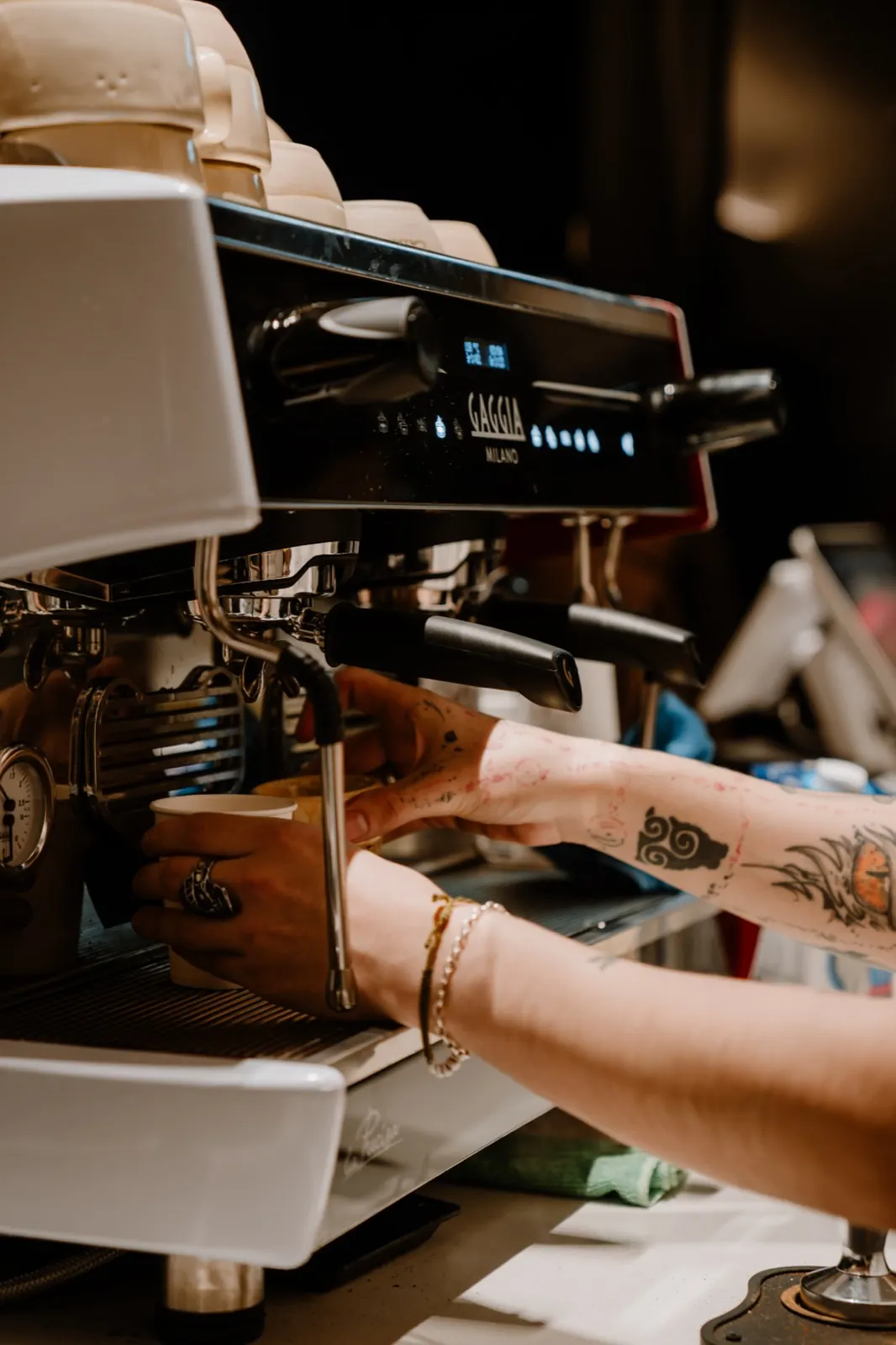 Un barista prepara un espresso en la máquina de CATAS