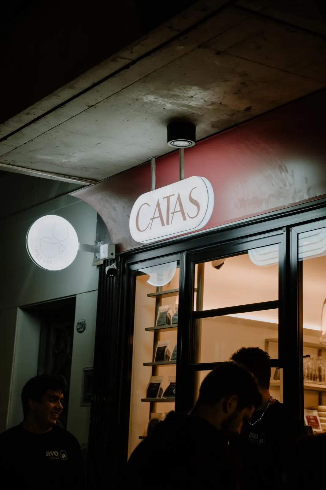 La fachada de CATAS de noche, con el cartel encendido